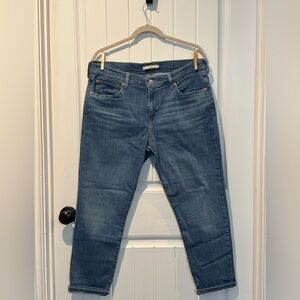 Levi’s medium wash boyfriend cut jeans! Size 32